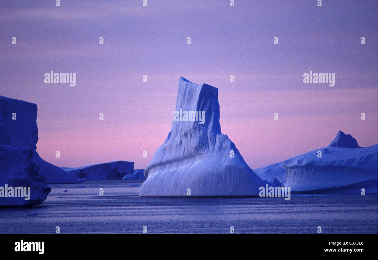 L'Antartide. Paesaggio. Iceberg galleggianti di sunrise. Foto Stock