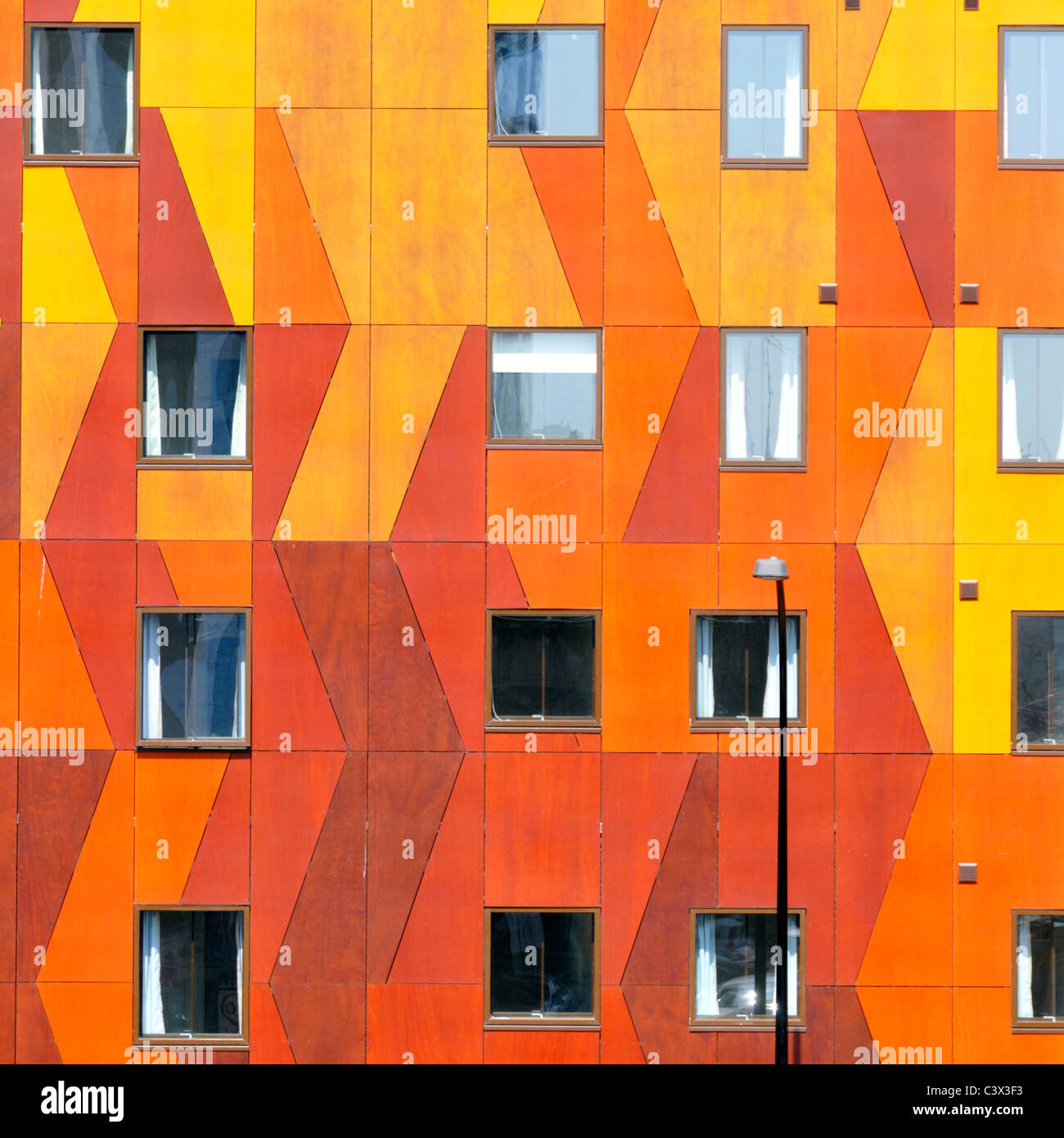 Finestre in moderna e colorata façade di forme geometriche rettangoli & Triangoli su appartamenti case costruzione pannelli di rivestimento South London Inghilterra REGNO UNITO Foto Stock