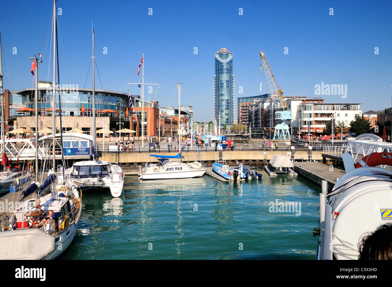 Waterfront al Gunwharf Quay,Portsmouth Porto Foto Stock