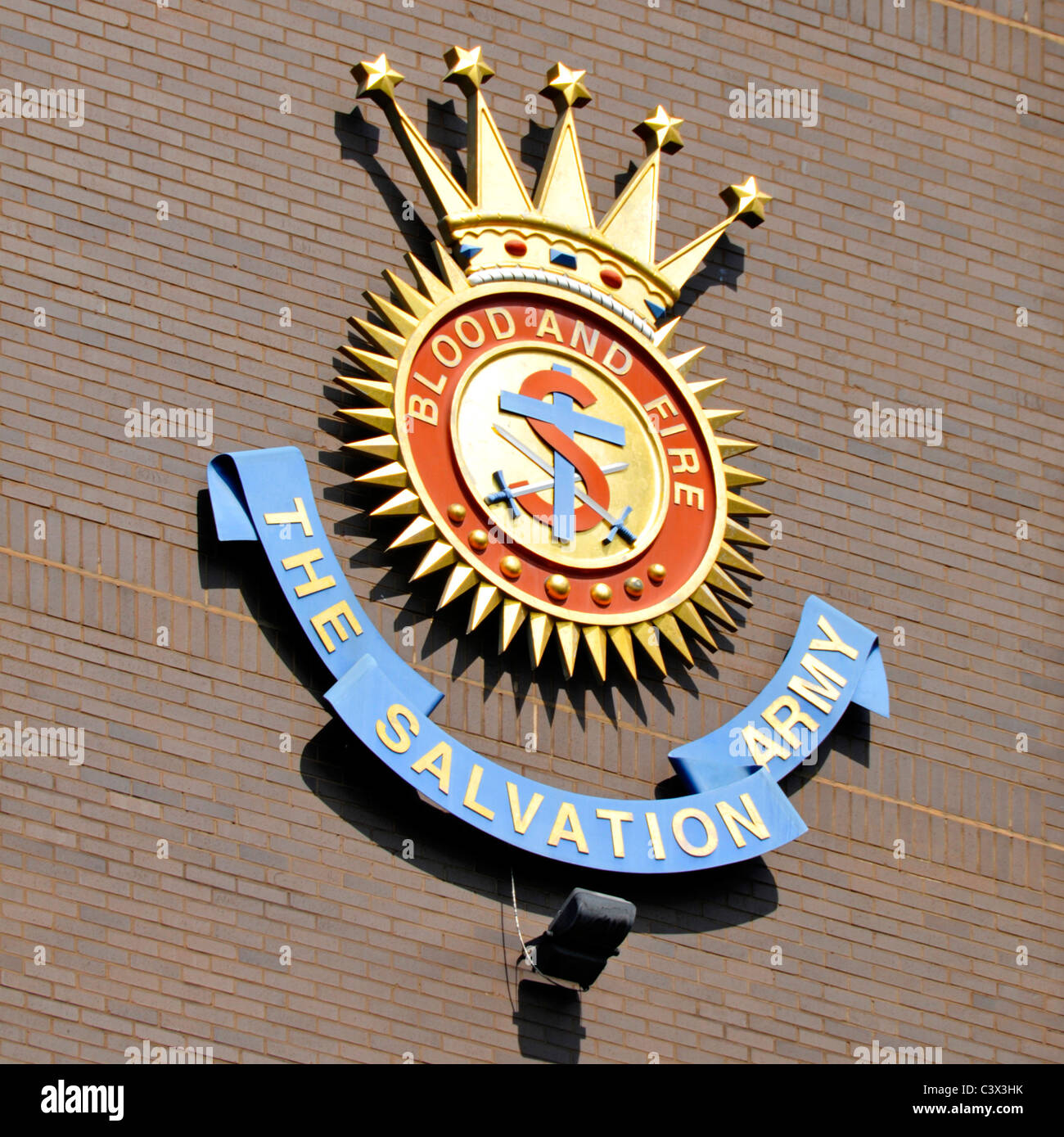 L'Esercito della Salvezza in una chiesa cristiana e la carità lo stemma sulla parete del Regno Unito sedi territoriali di Elephant e Castle Londra Inghilterra REGNO UNITO Foto Stock