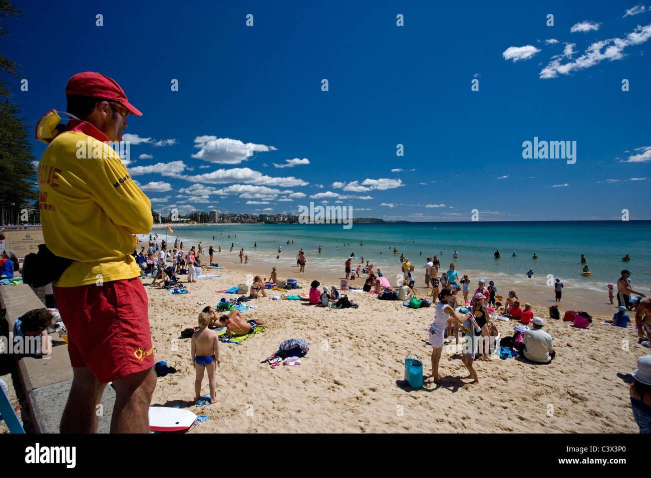 Australia, Sydney Manly Beach, bagnino cercando dopo nuotatori e surfisti. Foto Stock