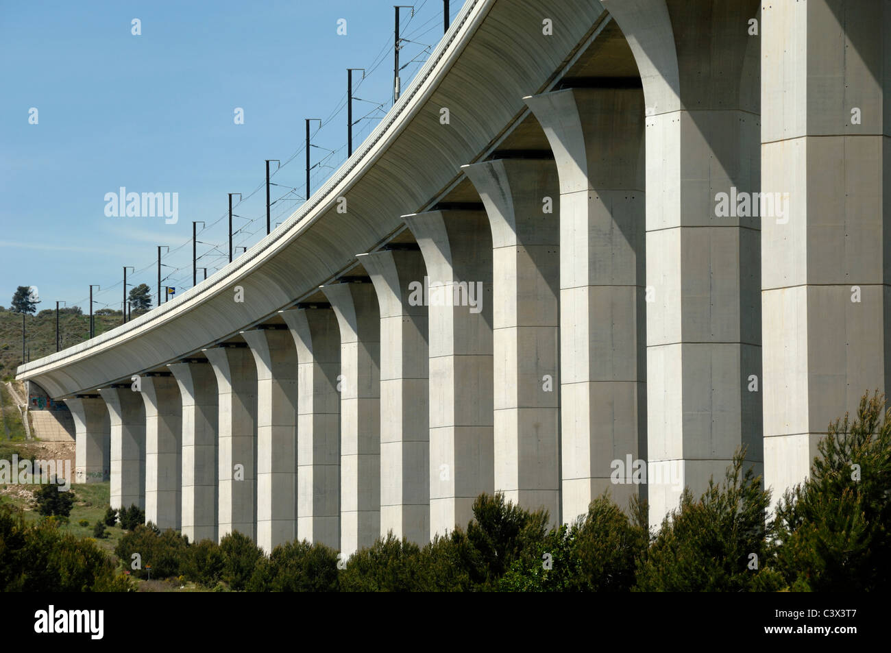Ventabren Rail o TGV Ferrovia Viadotto (1998) e colonne in calcestruzzo O pilastri Provenza Francia Foto Stock