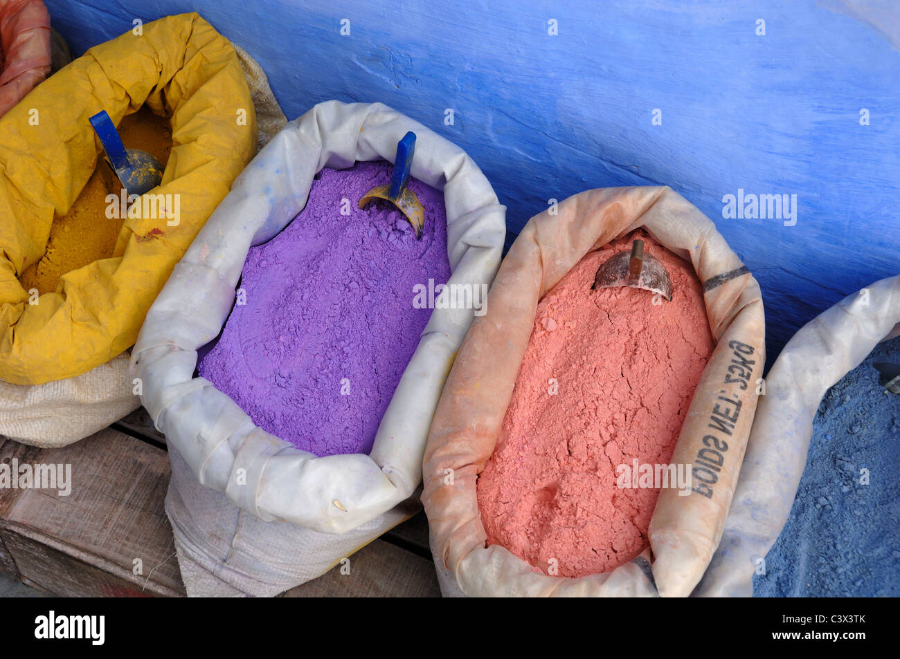 Sacchetti di vernice in polvere, pigmento naturale o coloranti in vendita nel souk o mercato di strada di Chefchaouen Marocco Foto Stock