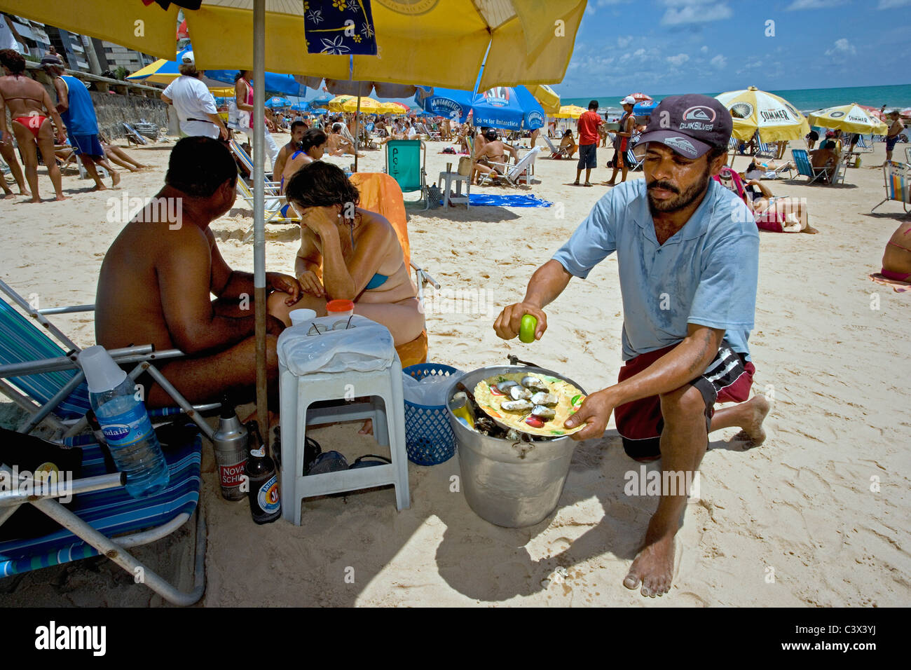 Il Brasile, Recife, la vendita di ostriche sulla spiaggia. Foto Stock