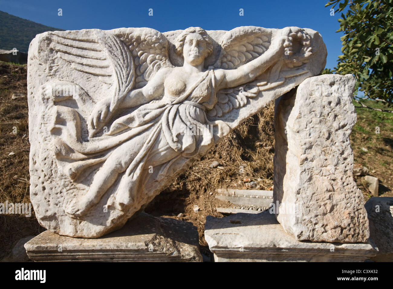 La scultura in rilievo di Nike, la dea della vittoria, Efeso, Turchia Foto Stock