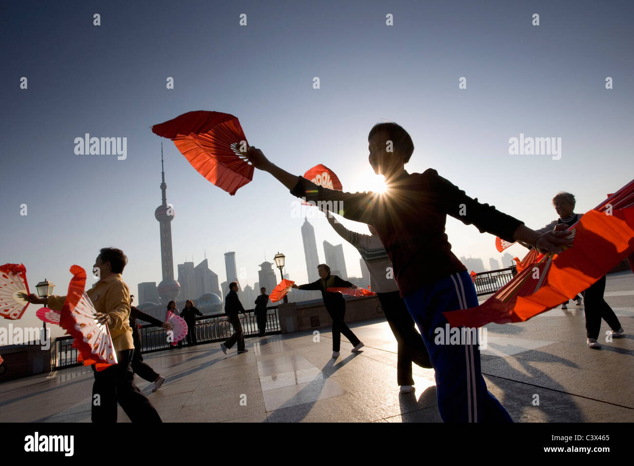 Cina. Shanghai. Il Bund. Background: Skyline di Pudong (quartiere commerciale) facendo esercizi del mattino (Tai Chi). Foto Stock
