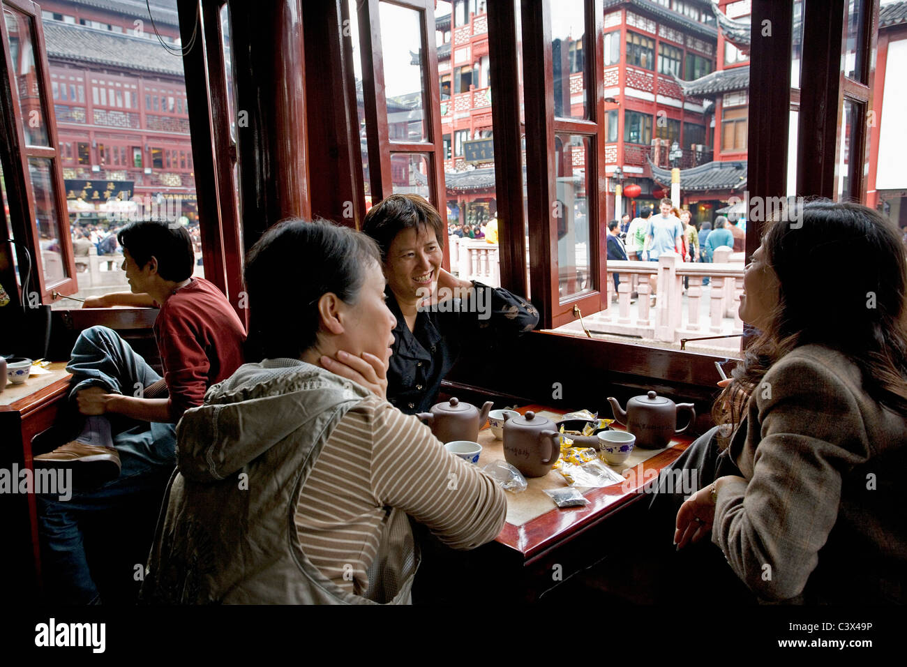 Cina, Shanghai, la cerimonia del tè nell' Yuyuan teahouse, vicino' Yuyuan Gardens. Foto Stock