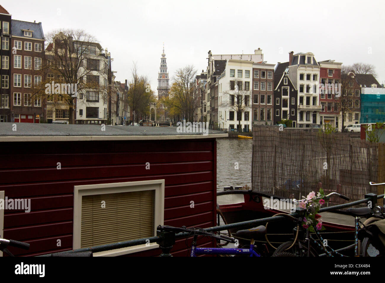 La città di Amsterdam e canali Foto Stock