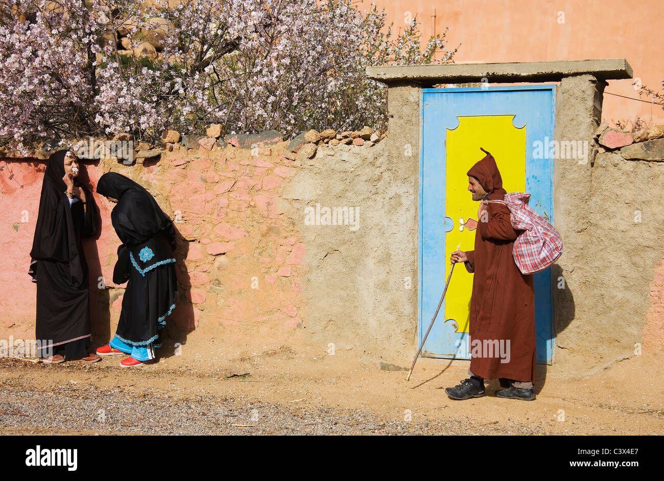 La chat donne berbere e Berber uomo passando in un villaggio vicino alla città di Tafraoute nella valle di Ameln, Marocco Foto Stock