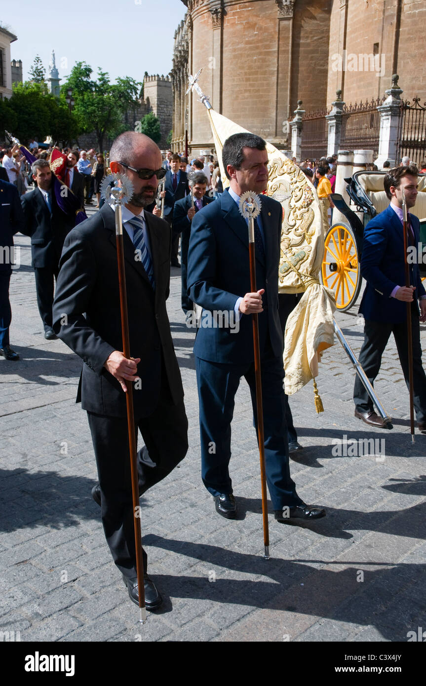 Una processione religiosa a partire dalla cattedrale di Siviglia, Spagna Foto Stock
