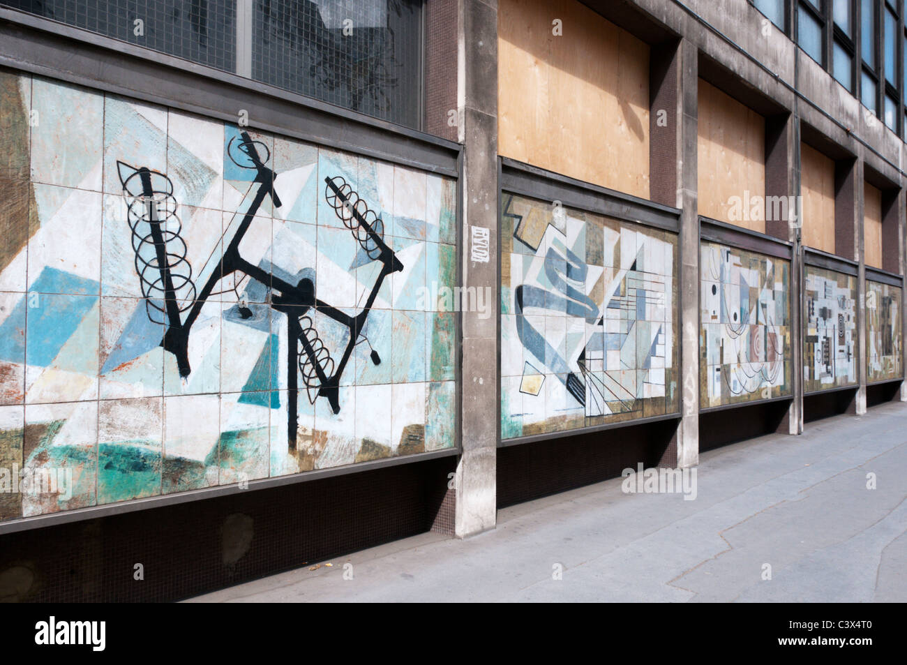 Gli anni sessanta dipinti murali creato da Dorothy Annan per la parte anteriore della flotta BT Exchange edificio di Farringdon Street, Londra. Foto Stock