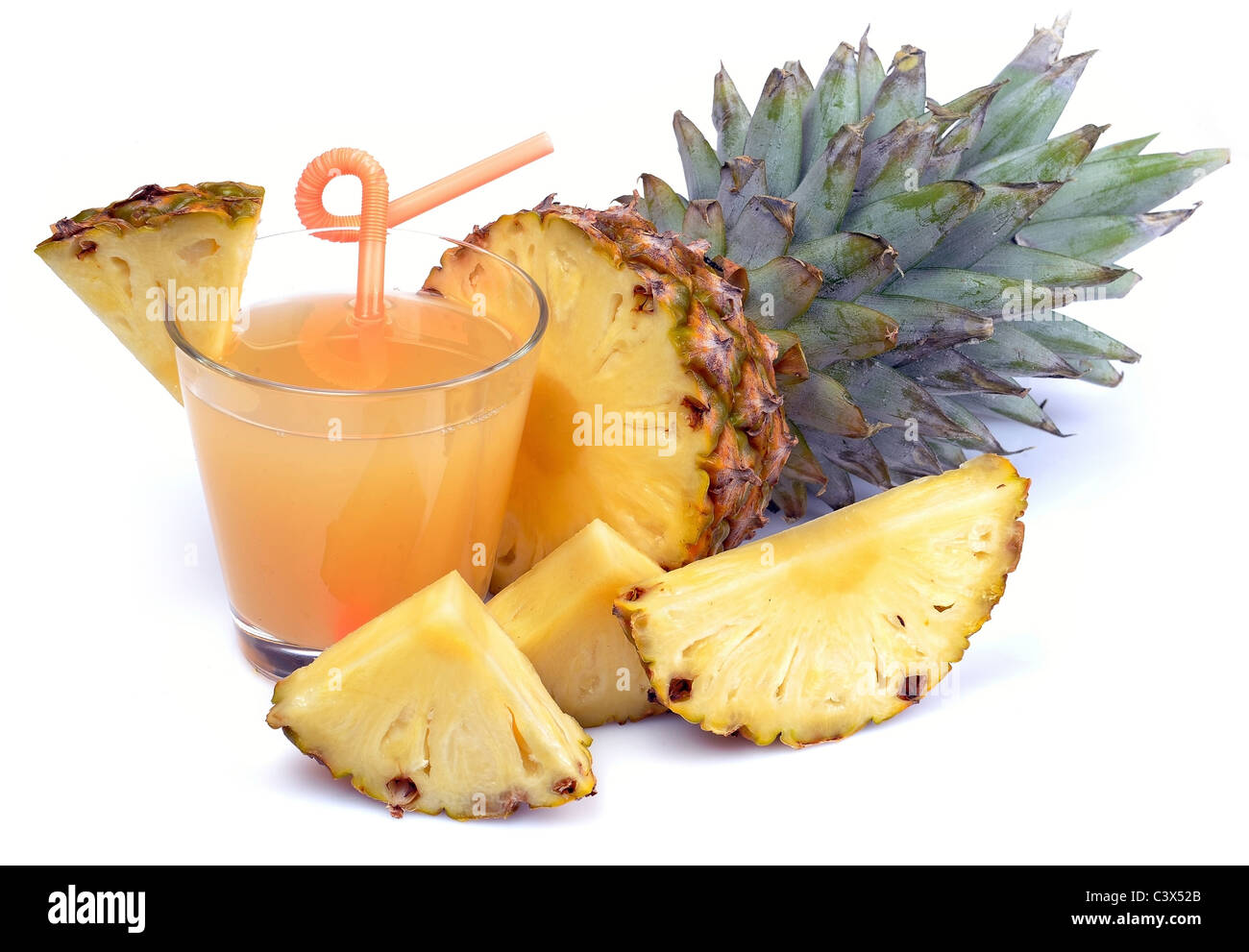 Bicchiere pieno di ananas fresco e succo di ananas frutta Foto Stock