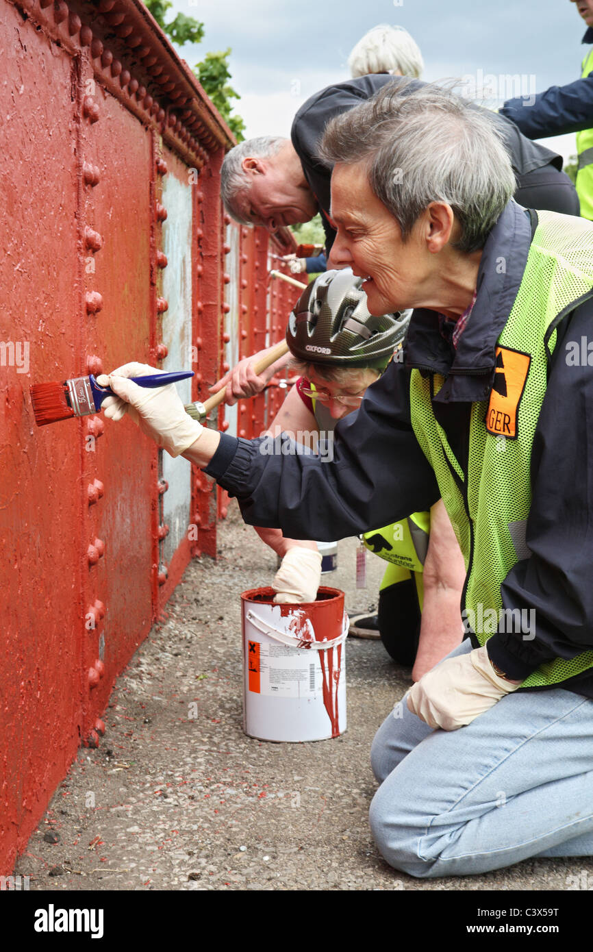 Sustrans volontario rangers il lavoro sulla costa a costa c2c traccia del ciclo di verniciatura di un ponte a Stanley, Co. Durham, England, Regno Unito Foto Stock