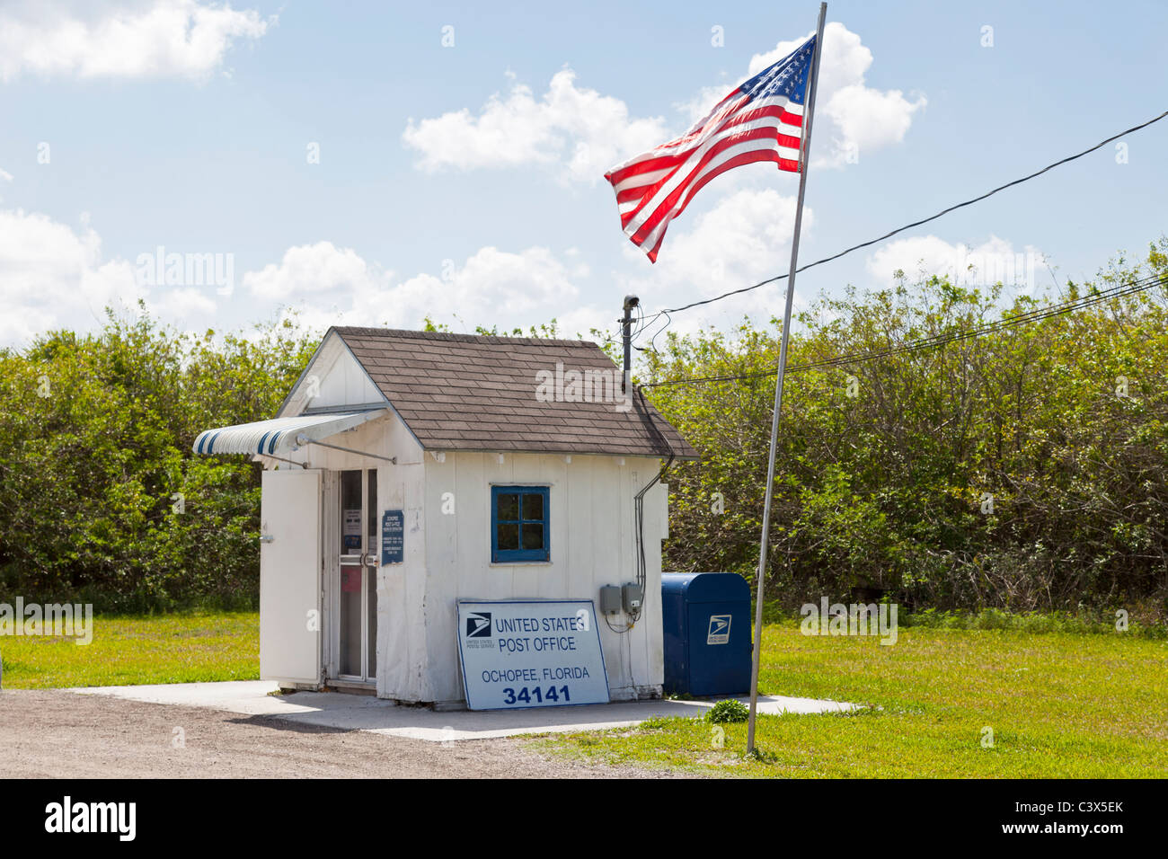 Ufficio postale di Ochopee, lungo l'autostrada 41, (Tamiami Trail) Florida, Stati Uniti. A quanto pare, il più piccolo ufficio di erba degli Stati Uniti. Foto Stock