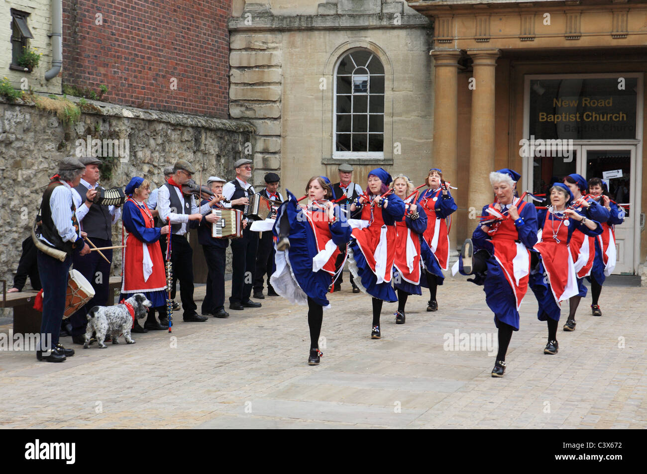 Morris ballerini e musicisti eseguire a Oxford folk festival vicino alla Strada Nuova Chiesa Battista, England, Regno Unito Foto Stock