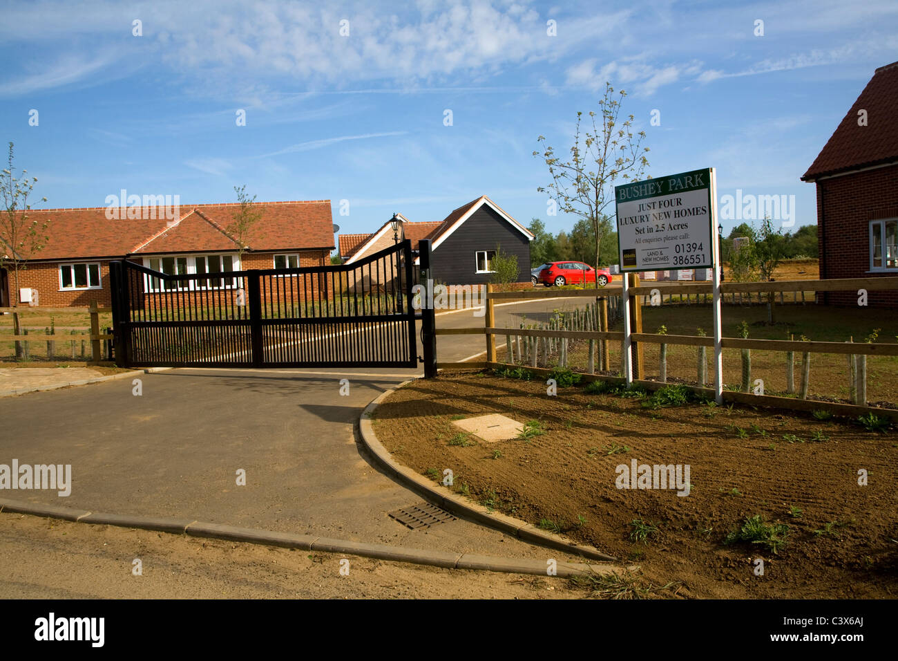 Cancello di sicurezza nuovo alloggiamento di lusso sviluppo Bushey Lane, Hollesley, Suffolk, Inghilterra Foto Stock