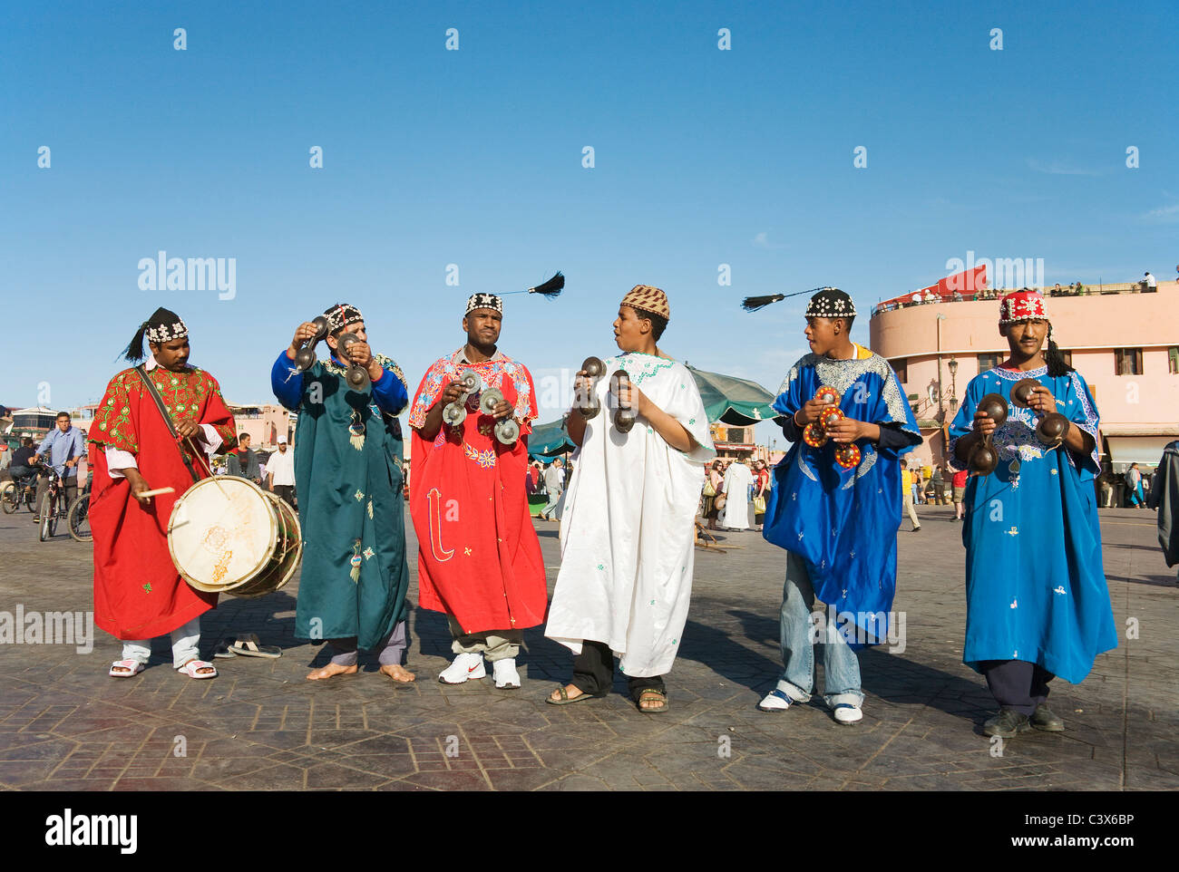 I musicisti in abito tradizionale intrattenere sia dai turisti che dalla gente del posto nel Djemaa el Fna market place. Marrakech, Marocco. Foto Stock