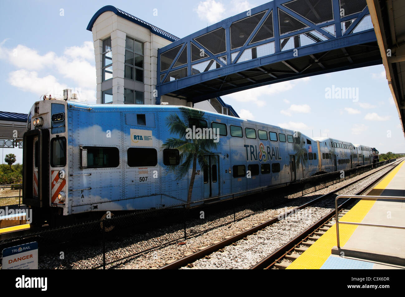 Tri convoglio ferroviario dipinta con Palm tree noi bandiera e cielo blu sulla piattaforma di Boca Raton Florida stazione USA Foto Stock