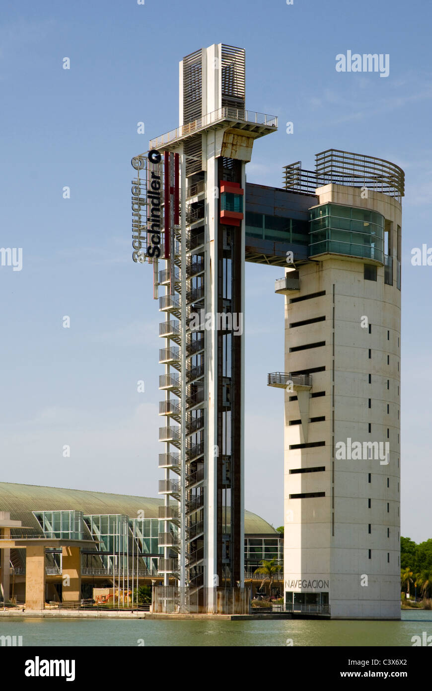 La torre di Schindler a Siviglia. Costruito nel 1992 per l'Expo di Siviglia dalla società di ascensore. Foto Stock