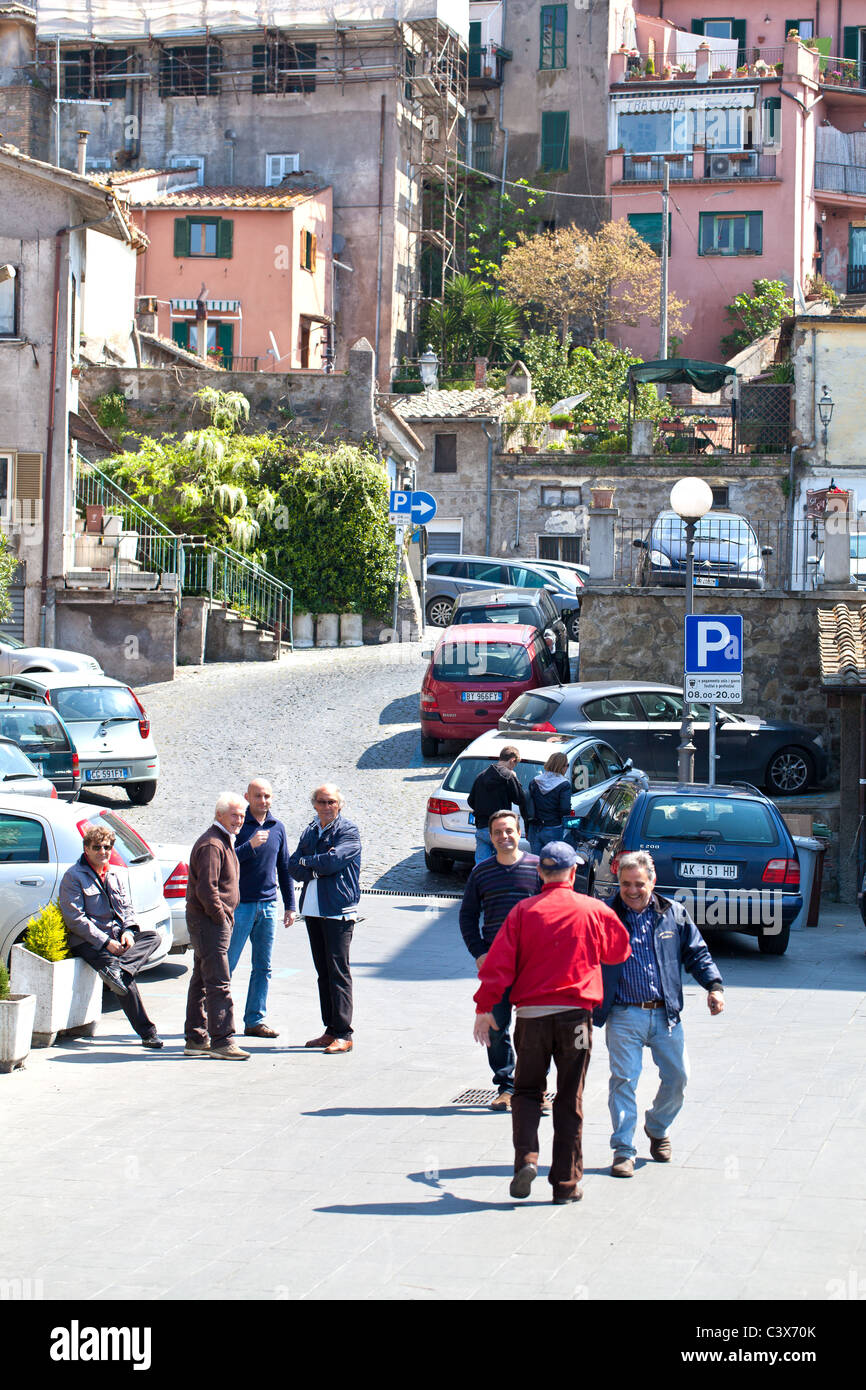 Gli uomini che parlano in mezzo alla strada Foto Stock