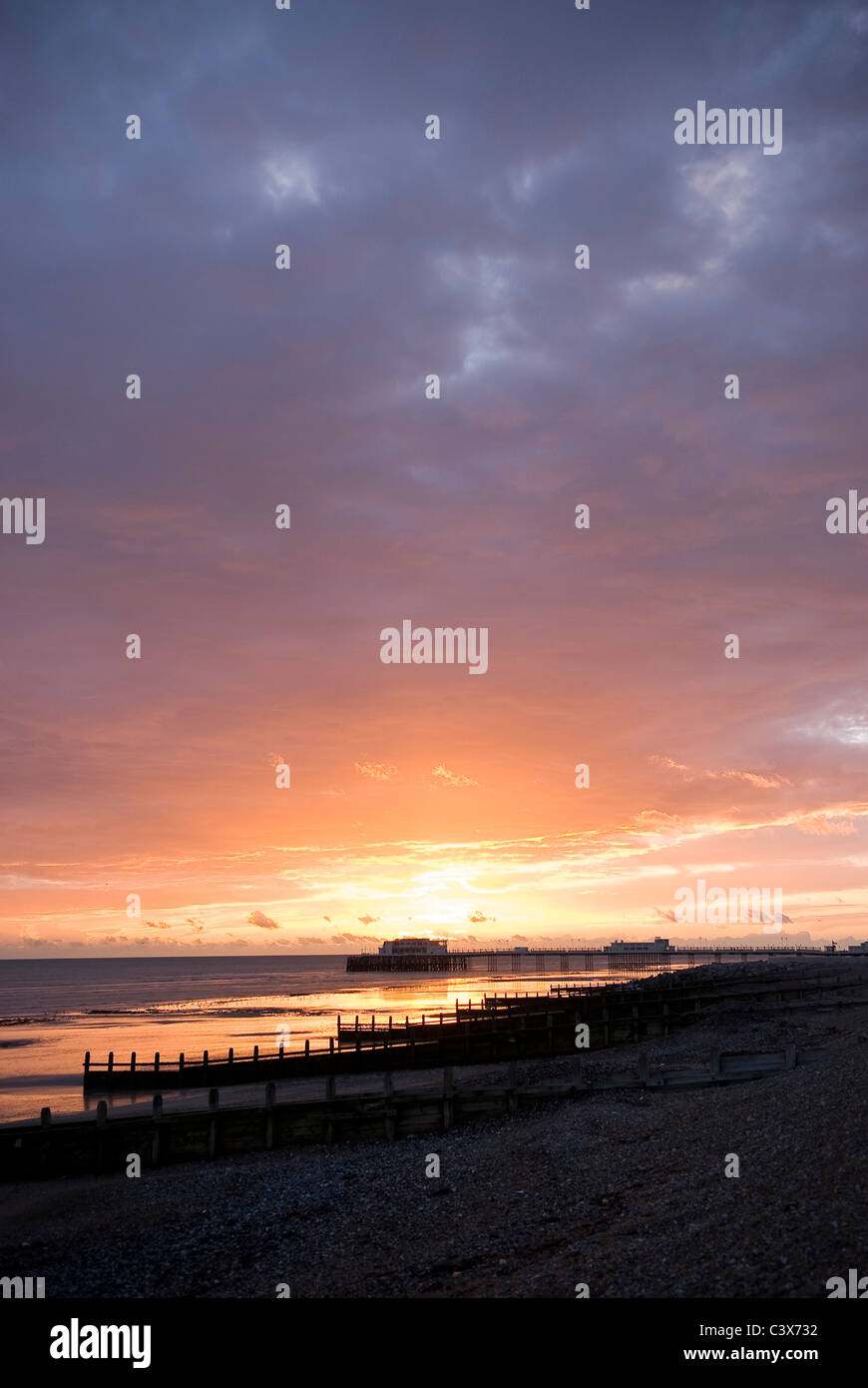 Terribile cliche tramonto sulla spiaggia Worthing, West Sussex, Regno Unito Foto Stock
