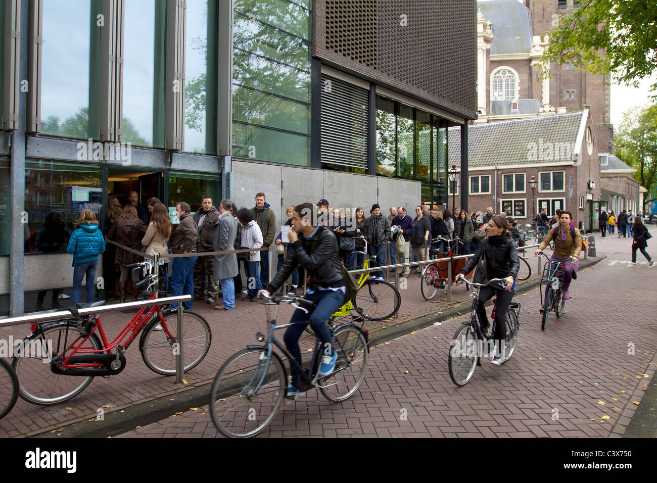 Le persone e le biciclette al di fuori di casa di Anna Frank in Amsterdam Foto Stock