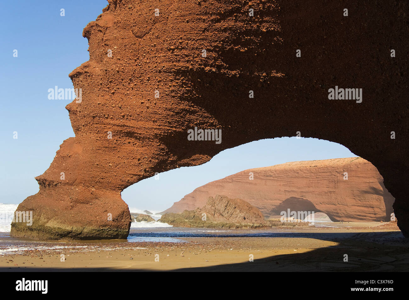 Archi di roccia sulla spiaggia di Legzira sull'Oceano Atlantico, a 11 km a nord della città di Sidi Ifni nel sud-ovest del Marocco. Foto Stock