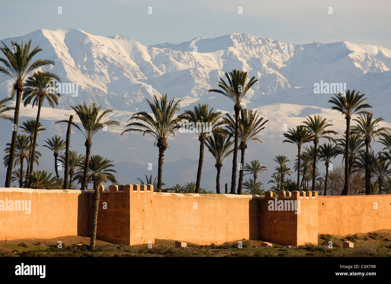 I bastioni di Marrakech contro lo sfondo innevate dell'Alto Atlante. Il Marocco. Foto Stock