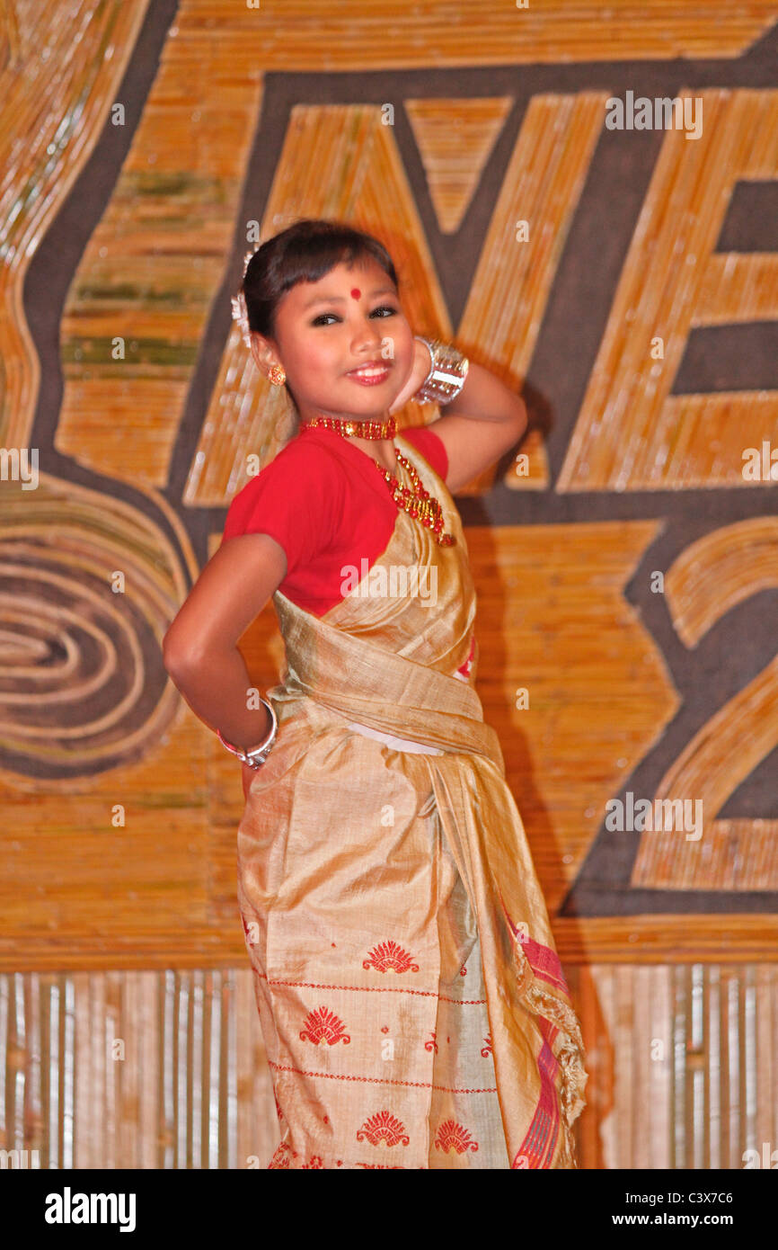 Bihu, Assamese tribù di eseguire la tradizionale danza Bihu a Namdapha eco festival culturali, Miao, Arunachal Pradesh, India Foto Stock