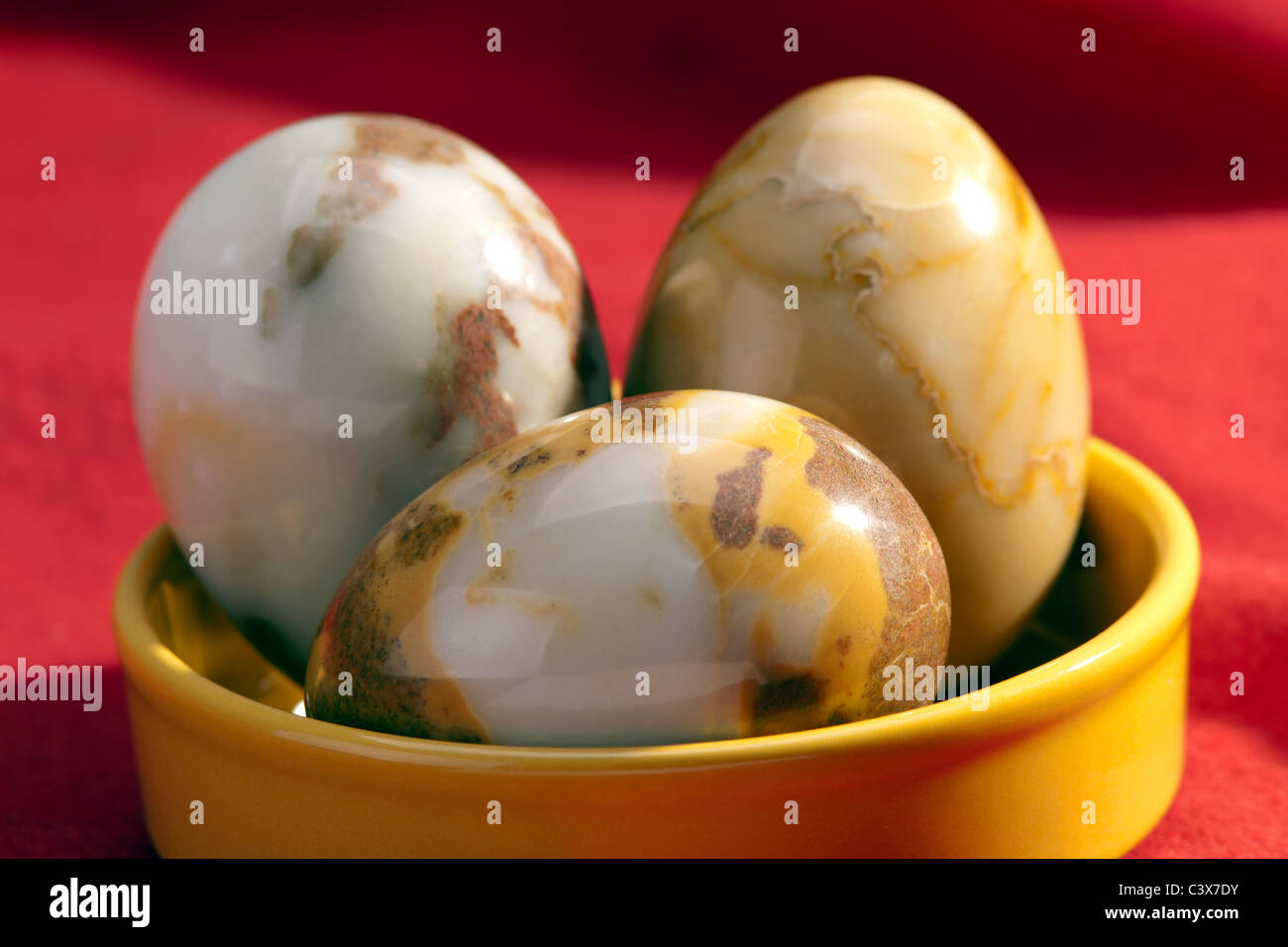 Piastra di colore giallo con tre uova Foto Stock