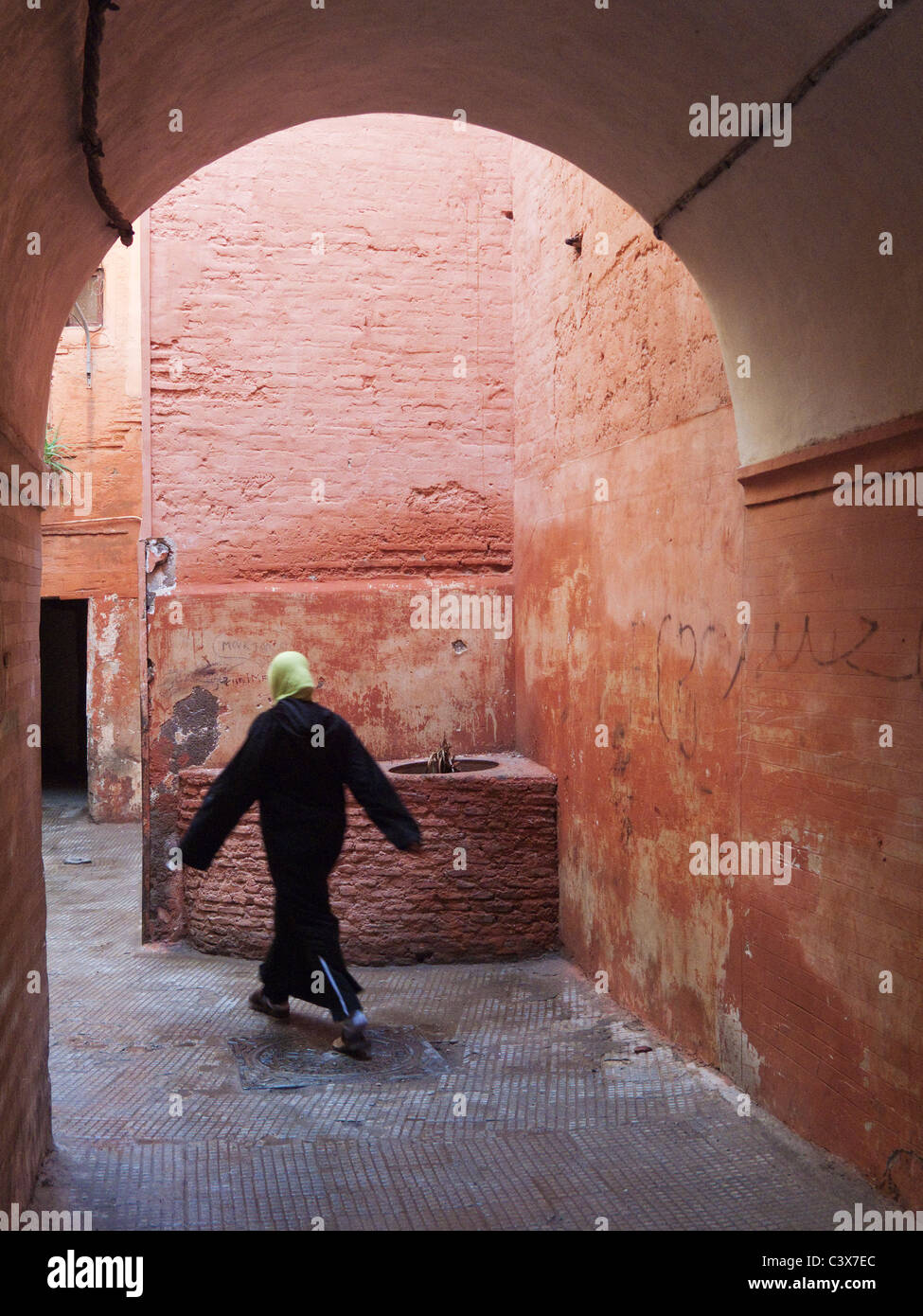 Arcade e vicolo della medina (l'originale la parte araba di una città) di Marrakesh, Marocco. Nessun modello di release. Foto Stock