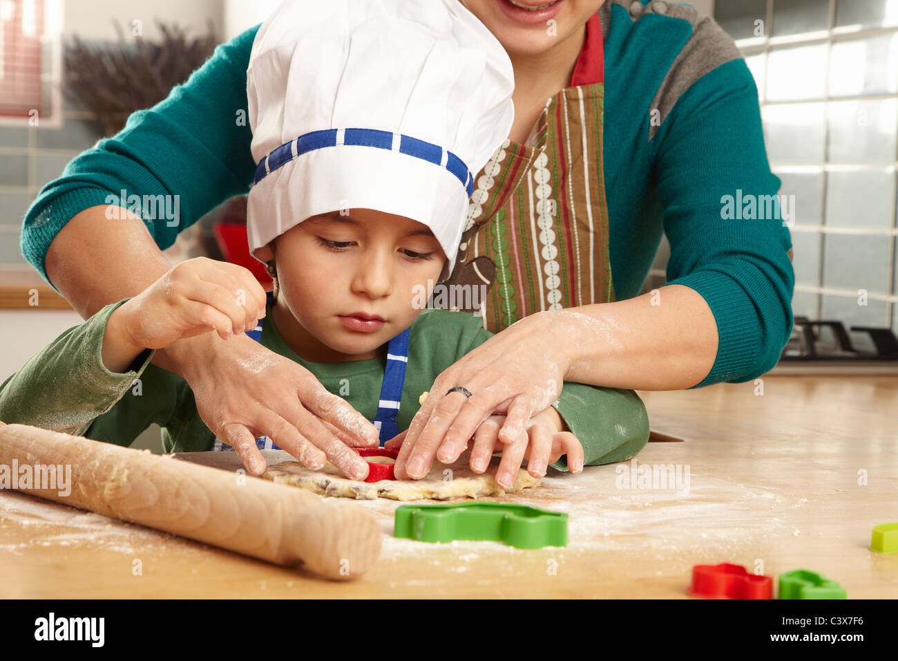 Madre e figlio cucinare insieme Foto Stock