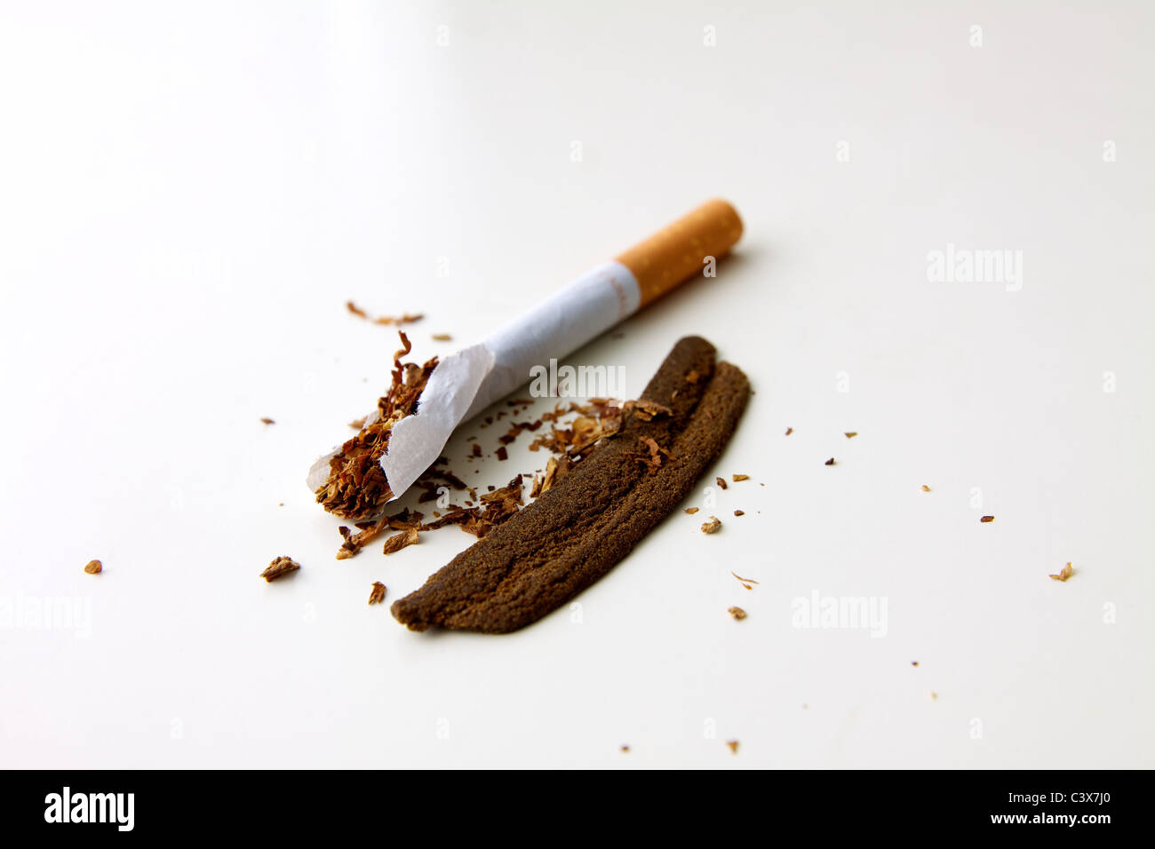 Hashish marocchino o hash, una sigaretta e tabacco; gli ingredienti di un giunto di hash Foto Stock