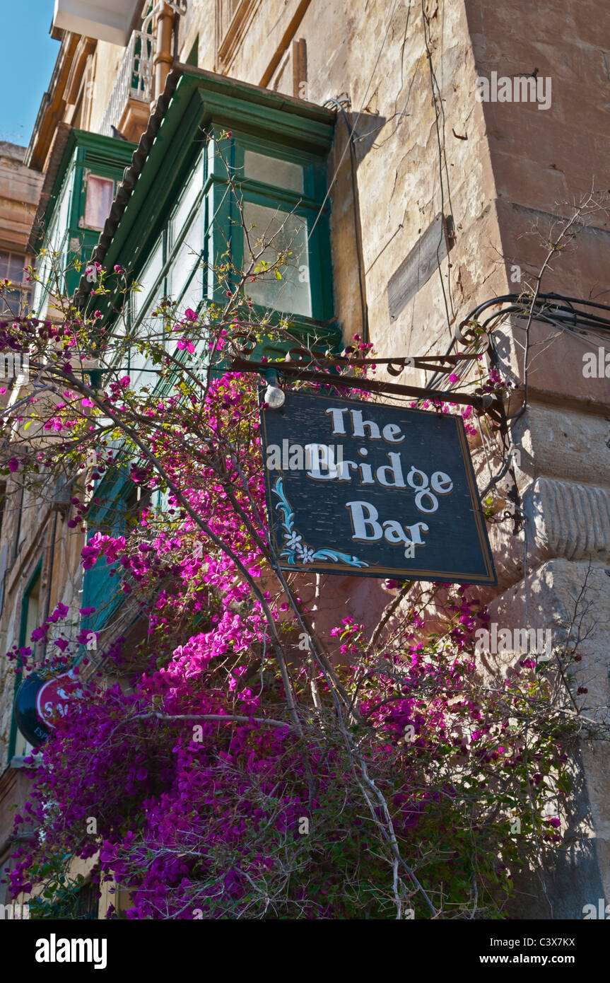 Bridge Bar e il tradizionale balcone Valletta Malta Foto Stock
