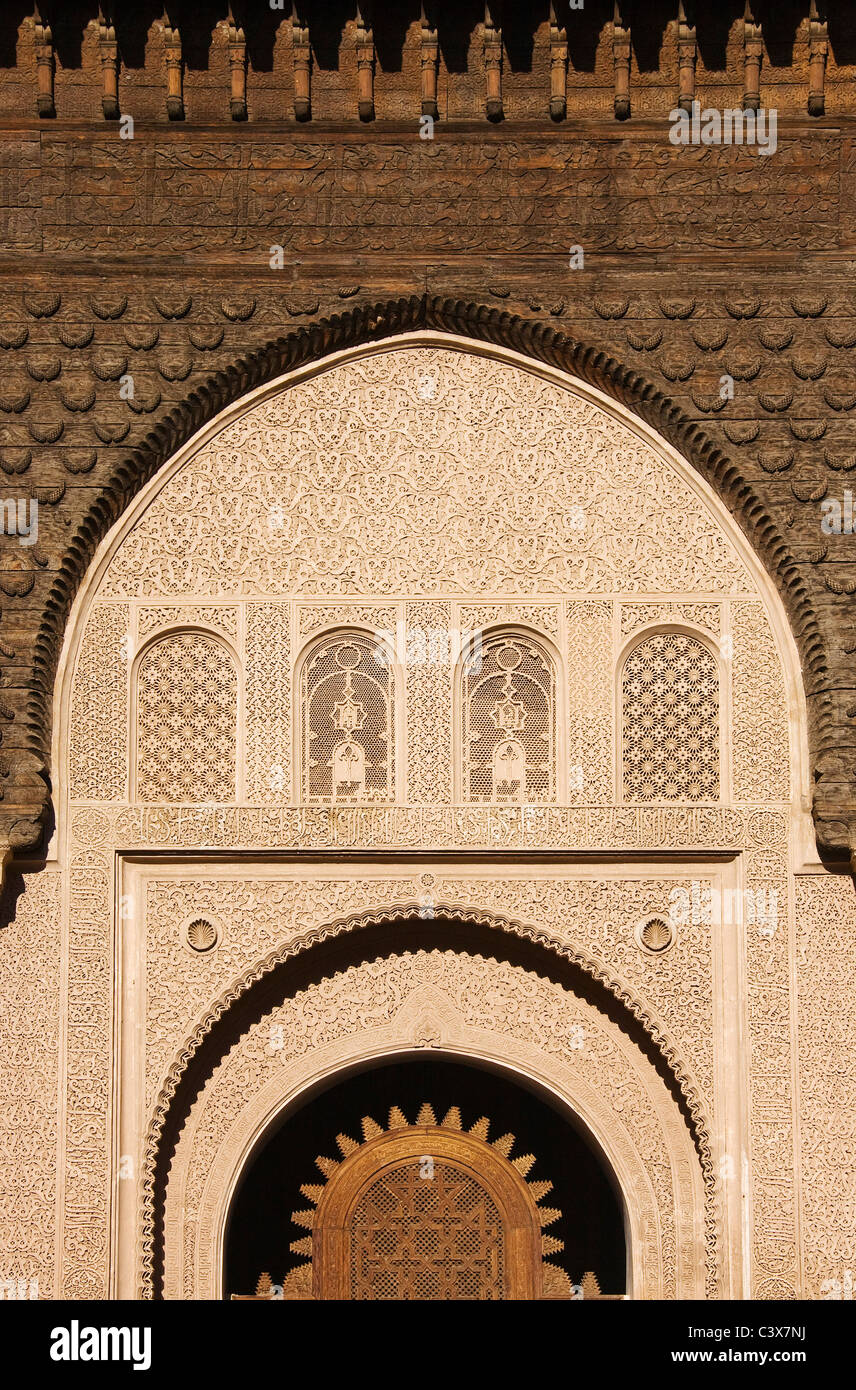 Altamente elaborati stucchi in Ben Youssef Medersa, Marrakech. Il Marocco. Foto Stock
