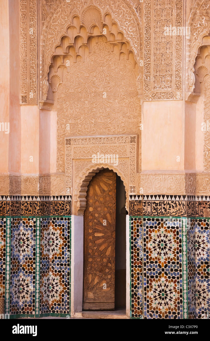 La porta di accesso al cortile centrale del Ben Youssef Medersa. Marrakech, Marocco. Foto Stock