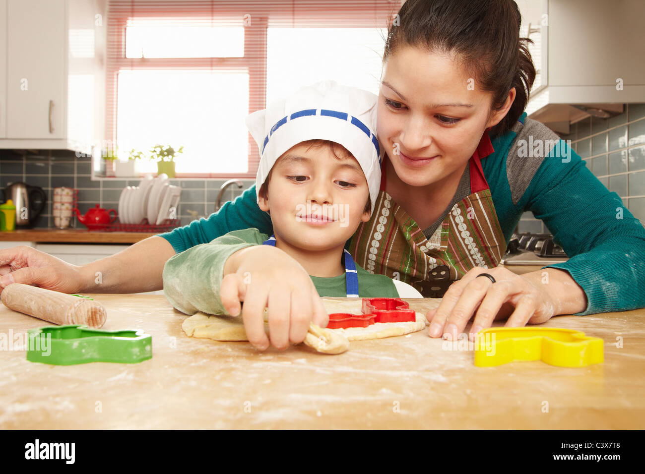 Madre e figlio cucinare insieme Foto Stock