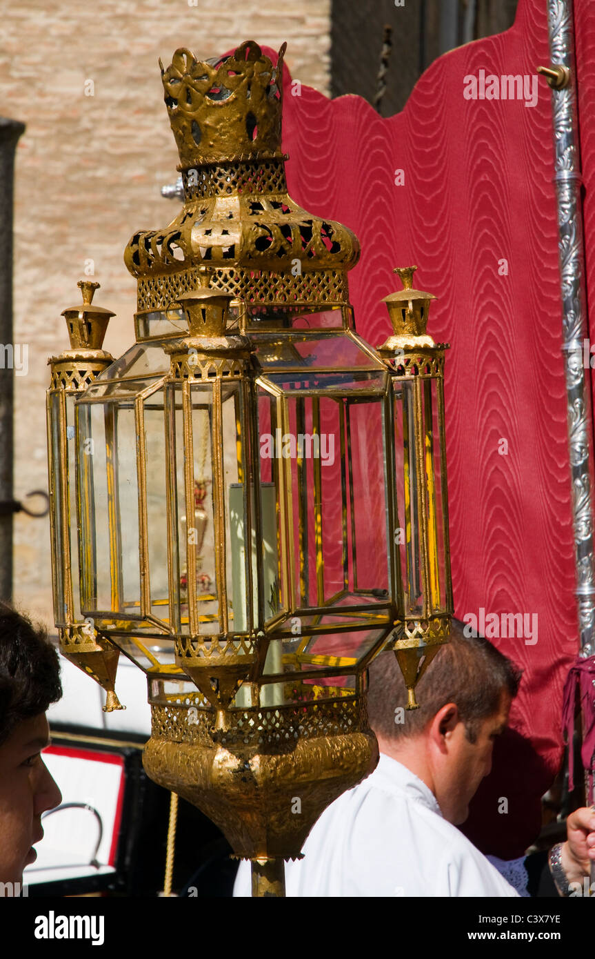 Dettaglio di una lampada portati dai sacerdoti durante una processione religiosa a partire dalla cattedrale di Siviglia, Spagna Foto Stock