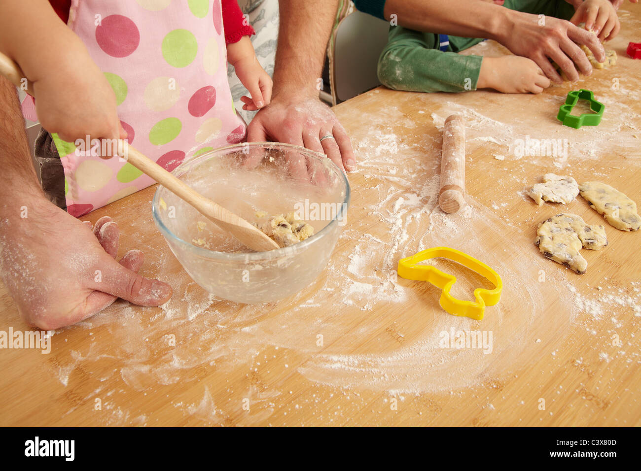 Mani della famiglia cucinare insieme Foto Stock