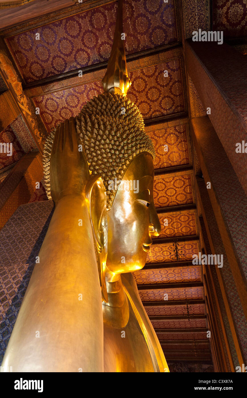 Wat Pho tempio, Bangkok - il Buddha reclinato 3 Foto Stock