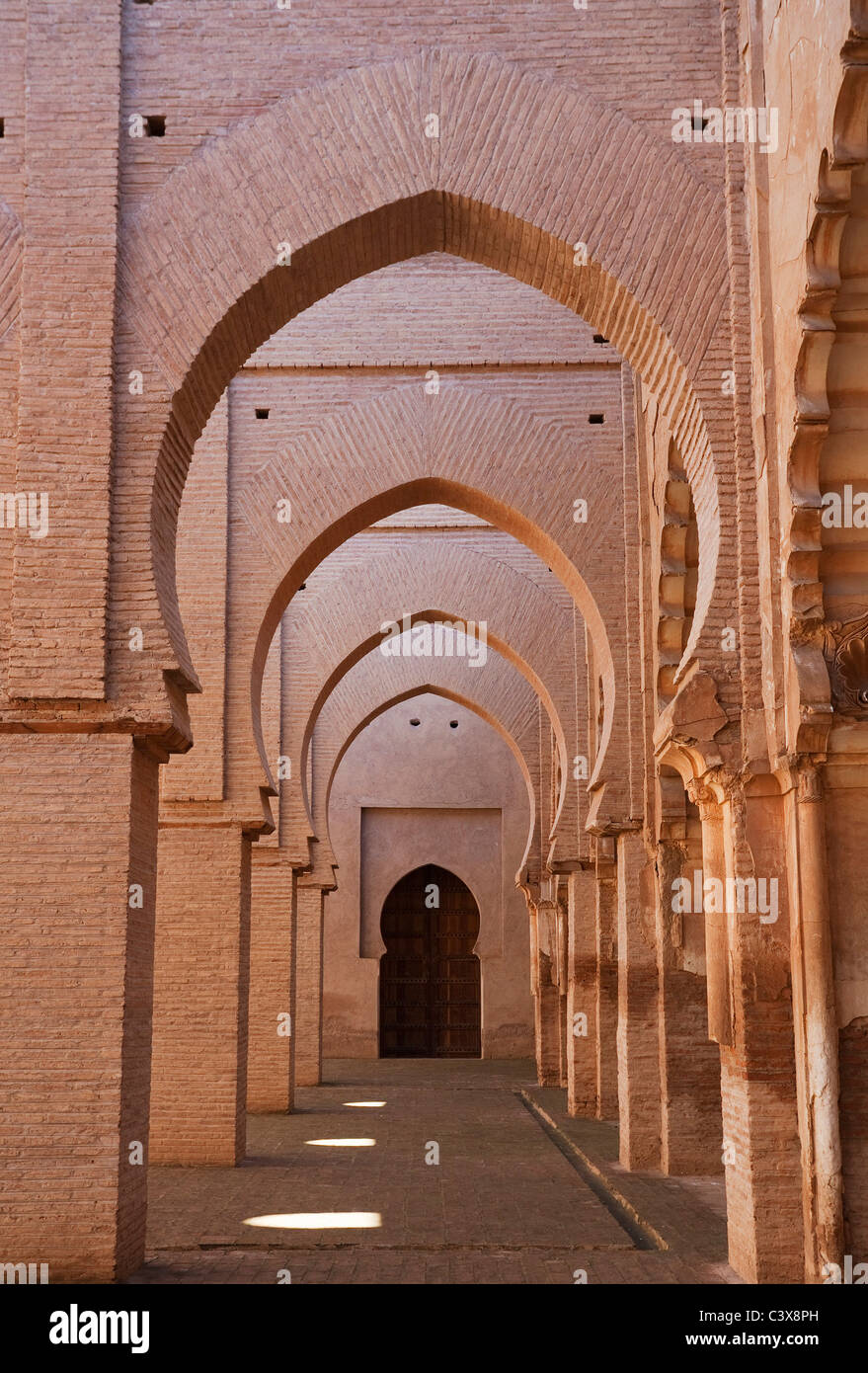 Interno di tin Mal moschea che mostra colore rosa e archi . Costruito nel 1153/54 in onore di Mohammed ibn Tumart. Il Marocco. Foto Stock