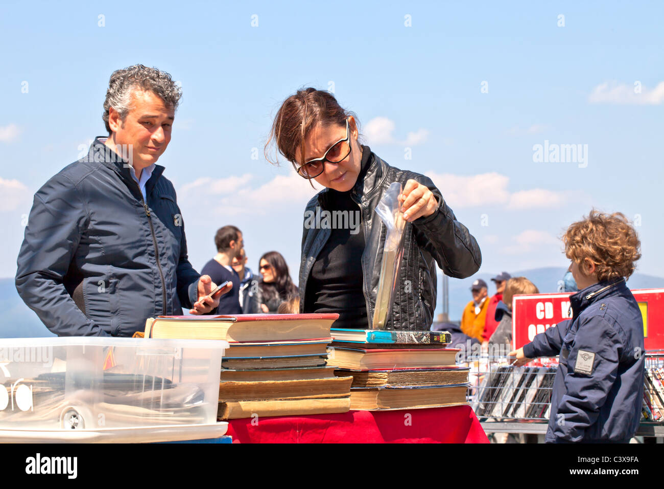 La famiglia nel mercato delle pulci Foto Stock