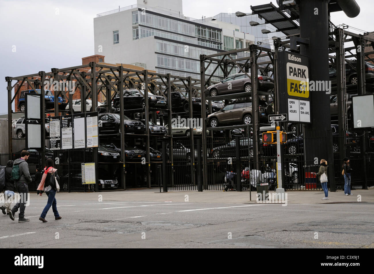 Edison Fast Park highrise parcheggio auto sulla 10th Avenue westside Manhattan New York STATI UNITI D'AMERICA Foto Stock