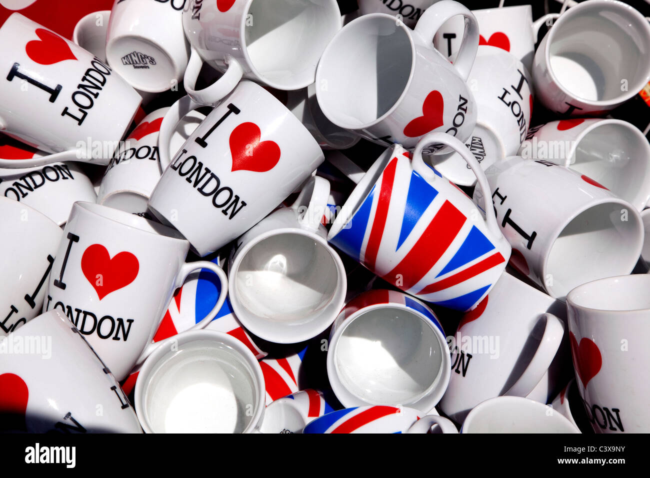 Londra tazze souvenir in vendita al di fuori del negozio di souvenir Foto Stock