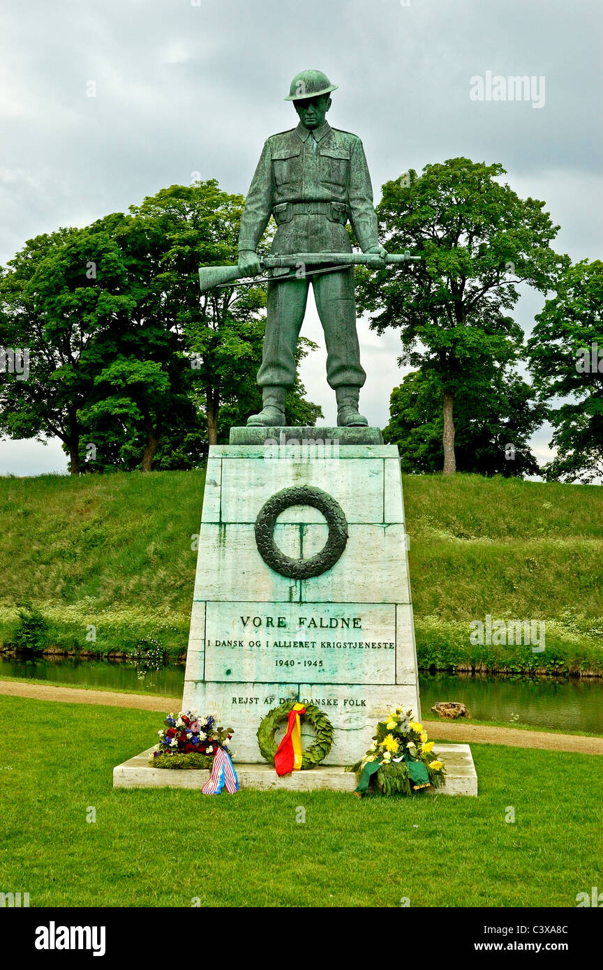 Monumento ai soldati danesi che perirono in servizio del danese e le forze alleate nella guerra mondiale 2, Churchill Park, Copenaghen Foto Stock