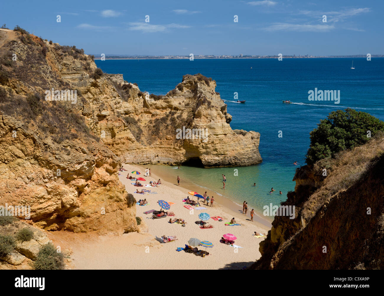 Il Portogallo, Algarve, Praia do Pinhao beach, Lagos in estate Foto Stock