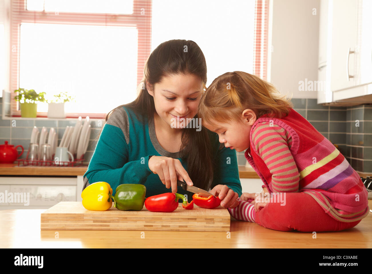 Madre e figlia tritare verdure Foto Stock