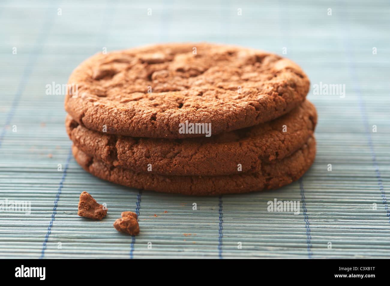Biscotti al cioccolato sul tappetino posto Foto Stock
