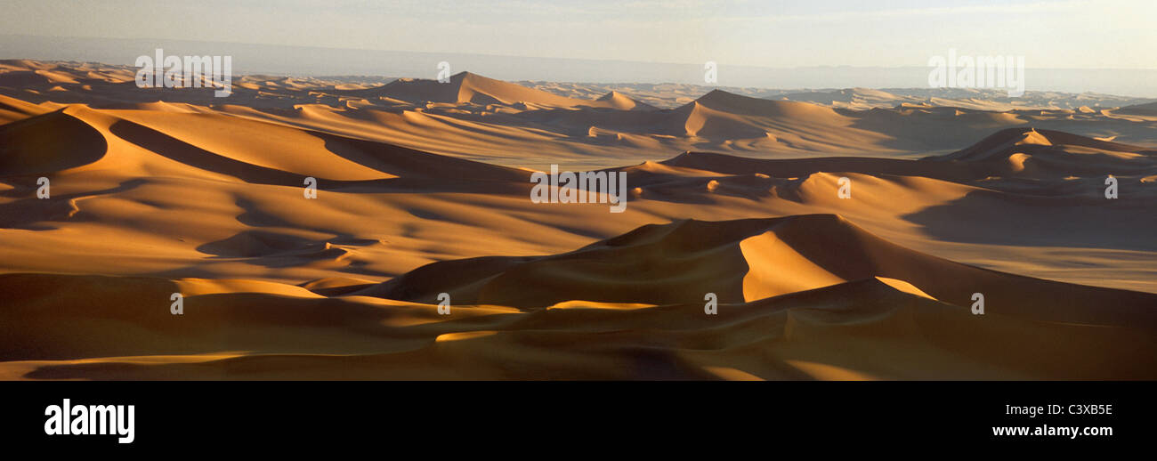 Libia, Ghat Akakus, dune di sabbia nel deserto del Sahara Foto Stock