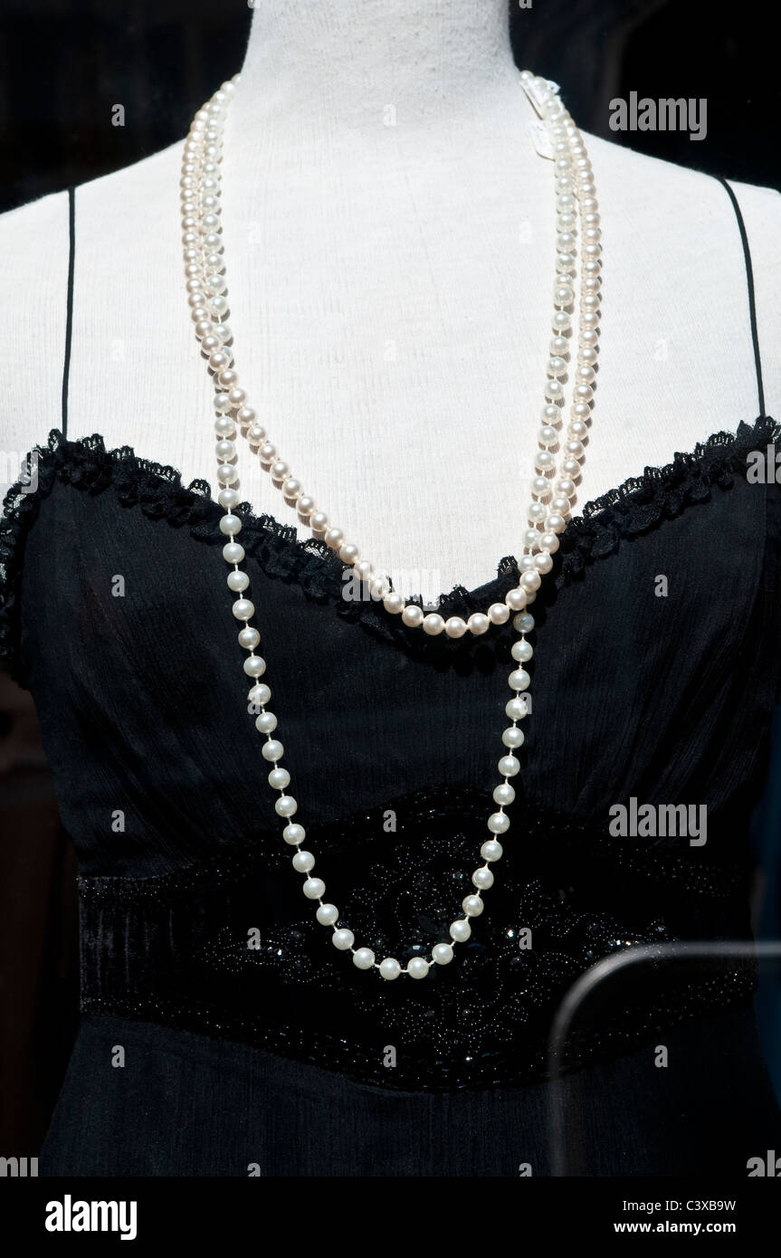 Ciuccio con collana di perle, Kingston upon Thames, Surrey, Regno Unito Foto Stock